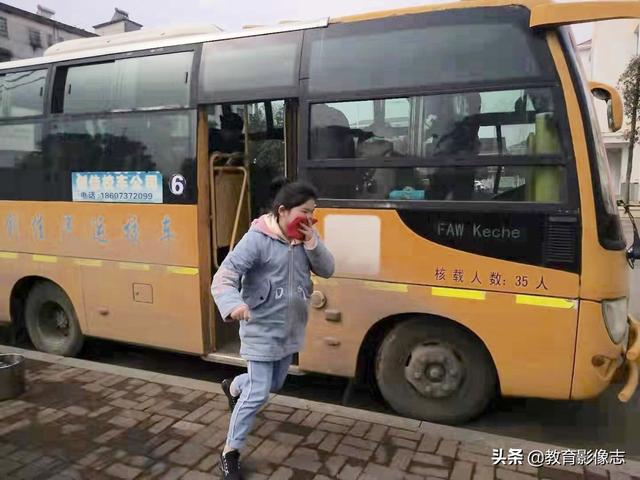 資陽(yáng)五福路小學(xué):開(kāi)展校車消防逃生演練活動(dòng) 資陽(yáng)五福路小學(xué):開(kāi)展校車消防逃生演練活動(dòng)