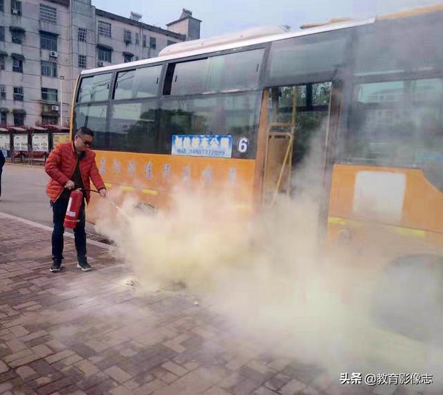 資陽(yáng)五福路小學(xué):開(kāi)展校車消防逃生演練活動(dòng) 資陽(yáng)五福路小學(xué):開(kāi)展校車消防逃生演練活動(dòng)