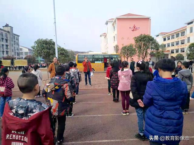 資陽(yáng)五福路小學(xué):開(kāi)展校車消防逃生演練活動(dòng) 資陽(yáng)五福路小學(xué):開(kāi)展校車消防逃生演練活動(dòng)