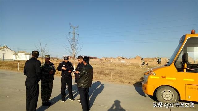 【紅寺堡交警】給校車做“體檢”打好交通安全“預(yù)防針” 【紅寺堡交警】給校車做“體檢”打好交通安全“預(yù)防針”