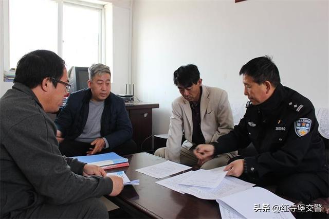 【紅寺堡交警】給校車做“體檢”打好交通安全“預(yù)防針” 【紅寺堡交警】給校車做“體檢”打好交通安全“預(yù)防針”