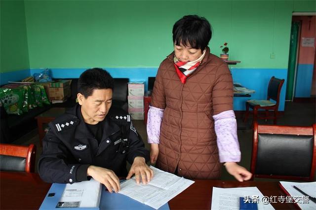 【紅寺堡交警】給校車做“體檢”打好交通安全“預(yù)防針” 【紅寺堡交警】給校車做“體檢”打好交通安全“預(yù)防針”