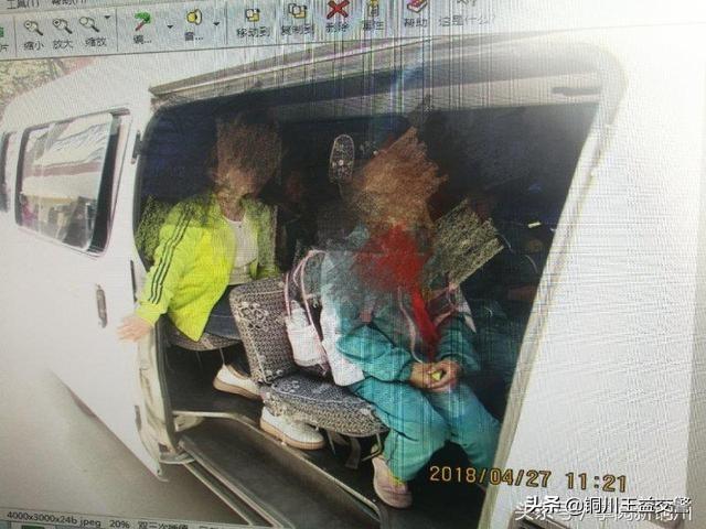 銅川交警一大隊(duì)查獲“黑校車”道路交通違法案 銅川交警一大隊(duì)查獲“黑校車”道路交通違法案