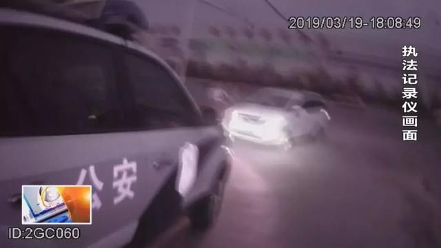 陜西渭南:面包車充當(dāng)校車 核載7人竟然實(shí)載15人 陜西渭南:面包車充當(dāng)校車 核載7人竟然實(shí)載15人