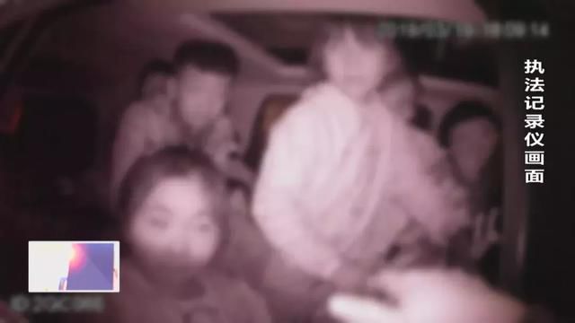 陜西渭南:面包車充當(dāng)校車 核載7人竟然實(shí)載15人 陜西渭南:面包車充當(dāng)校車 核載7人竟然實(shí)載15人