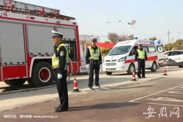 濉溪開展校車“事故、反恐、火警”應(yīng)急救援演練