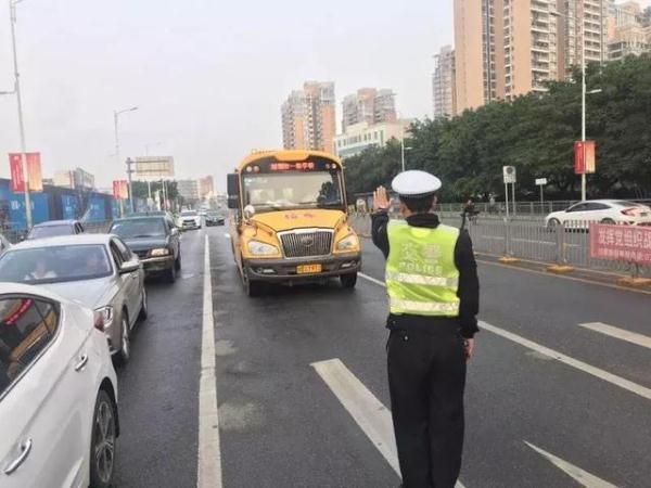 全市嚴查校車進行時！您家孩子坐的車都被交警攔下了……