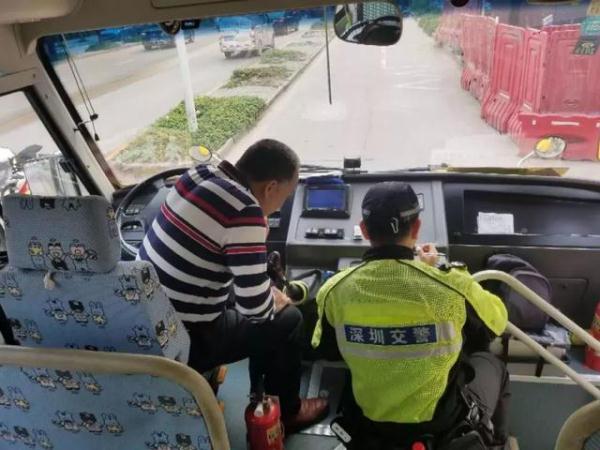 全市嚴查校車進行時！您家孩子坐的車都被交警攔下了……