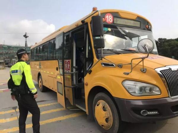 全市嚴查校車進行時！您家孩子坐的車都被交警攔下了……