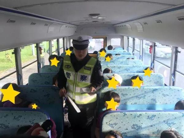 全市嚴查校車進行時！您家孩子坐的車都被交警攔下了……