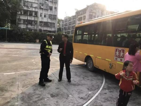 全市嚴查校車進行時！您家孩子坐的車都被交警攔下了……