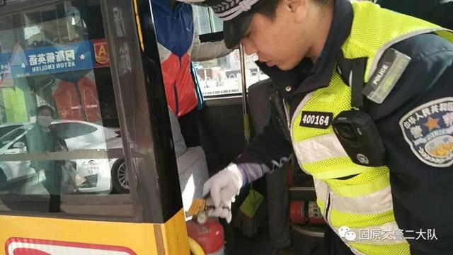 固原交巡警二大隊(duì)重拳出擊 嚴(yán)查校車 確保幼兒安全 固原交巡警二大隊(duì)重拳出擊 嚴(yán)查校車 確保幼兒安全