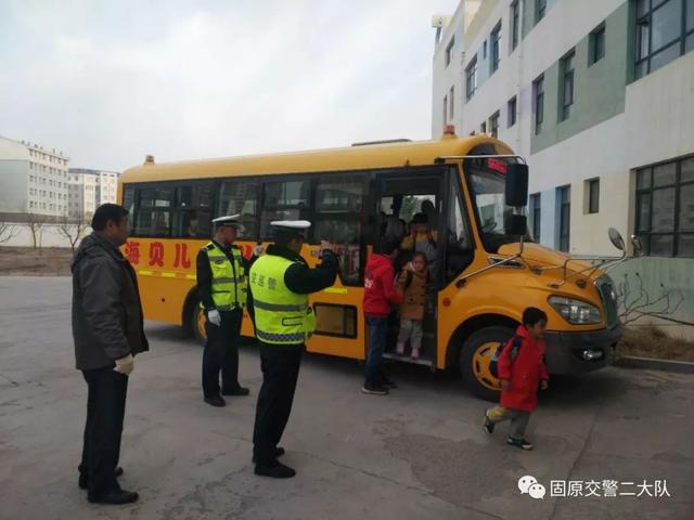 固原交巡警二大隊(duì)重拳出擊 嚴(yán)查校車 確保幼兒安全 固原交巡警二大隊(duì)重拳出擊 嚴(yán)查校車 確保幼兒安全