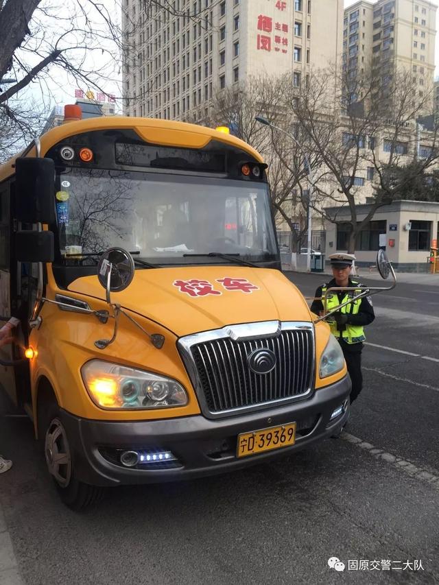 固原交巡警二大隊(duì)重拳出擊 嚴(yán)查校車 確保幼兒安全 固原交巡警二大隊(duì)重拳出擊 嚴(yán)查校車 確保幼兒安全