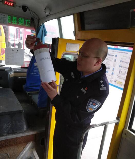 江陵開(kāi)展校車安全大檢查 下達(dá)責(zé)令整改通知書(shū)23份