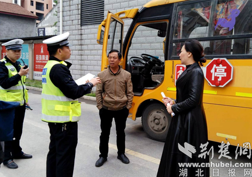 南漳交警開展校車安全大檢查/ 南漳交警開展校車安全大檢查