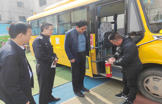 西安市督導(dǎo)組督查國(guó)際港務(wù)區(qū)校車(chē)安全大檢查