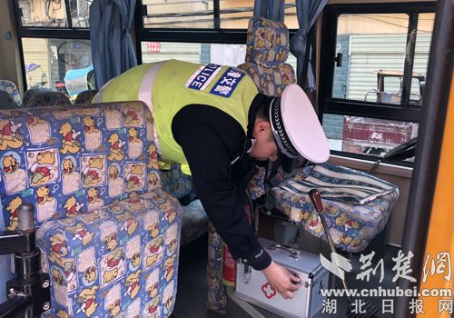 南漳交警聯(lián)合多部門開展校車安全檢查