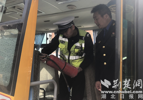 南漳交警聯(lián)合多部門開展校車安全檢查