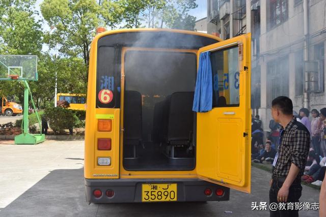 漢壽聶家橋中學(xué):校車應(yīng)急演練 共筑安全防線 漢壽聶家橋中學(xué):校車應(yīng)急演練 共筑安全防線