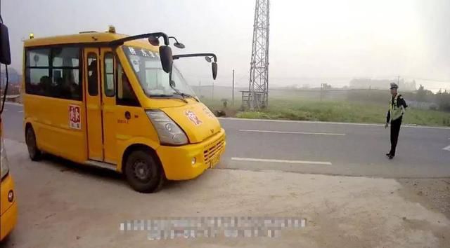 明明是幼兒園校車(chē)，怎么車(chē)?yán)镞€有蹭車(chē)的老鄉(xiāng)？