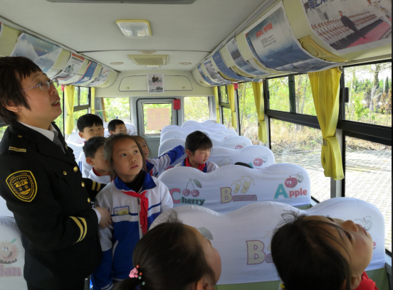 萊西:交運校車內(nèi)上演“海上大閱兵” 萊西:交運校車內(nèi)上演“海上大閱兵”