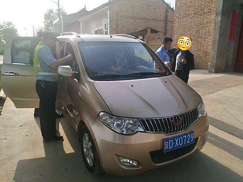 乾縣交警查獲一輛超員“黑校車”