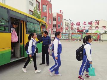 村支書12年兼職開校車