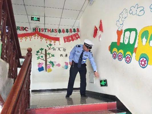 檢查校車安全 敲響生命警鐘 檢查校車安全 敲響生命警鐘