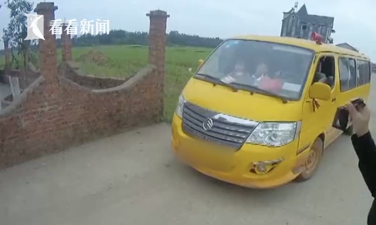 黑校車刷黃漆差點(diǎn)騙過(guò)民警 14人座竟擠了27人