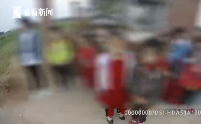 黑校車刷黃漆差點(diǎn)騙過(guò)民警 14人座竟擠了27人