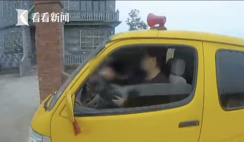 黑校車刷黃漆差點(diǎn)騙過(guò)民警 14人座竟擠了27人