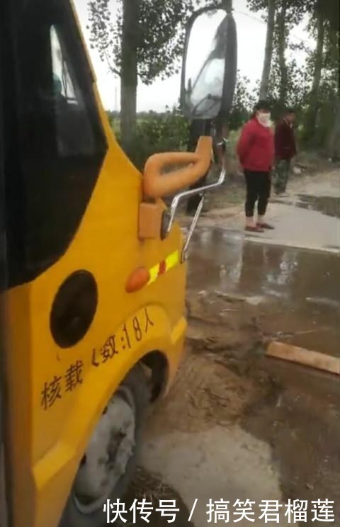 河南新鄉(xiāng)：村民澆地水管堵路，校車司機(jī)繞道行駛