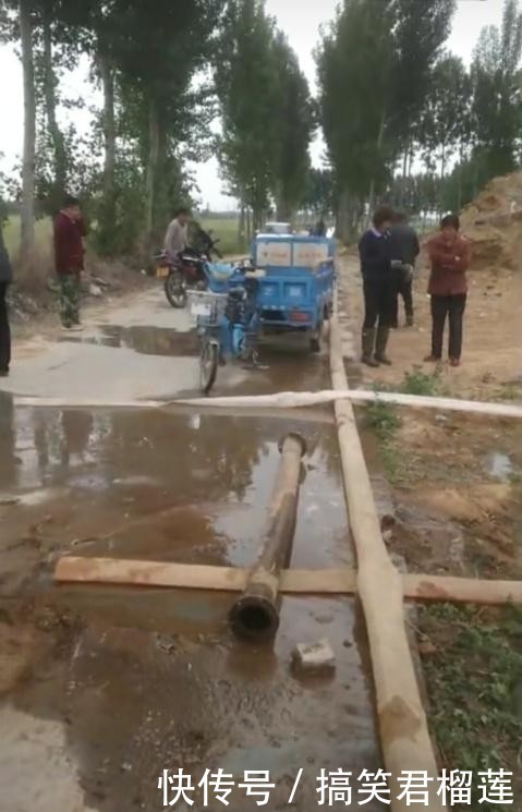 河南新鄉(xiāng)：村民澆地水管堵路，校車司機(jī)繞道行駛