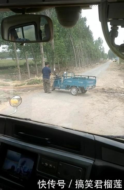河南新鄉(xiāng)：村民澆地水管堵路，校車司機(jī)繞道行駛