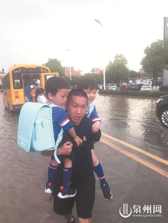校車涉水熄火 消防員抱出10多名兒童