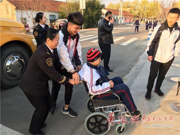 青島這輛校車上多了臺輪椅，背后竟藏著一個溫情故事……