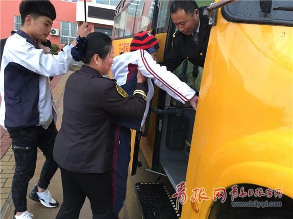 青島這輛校車上多了臺輪椅，背后竟藏著一個溫情故事……
