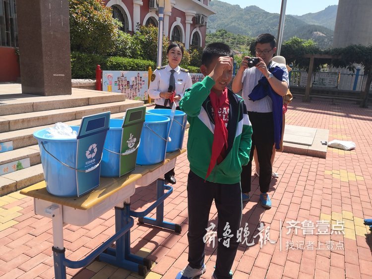 推廣垃圾分類，校車現(xiàn)場教學(xué)