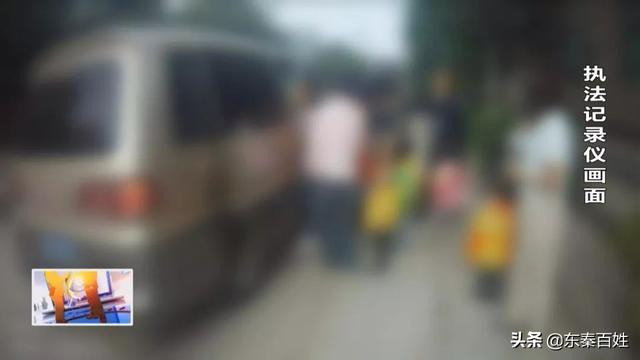 潼關(guān)：7座黑校車塞進(jìn)24人 超載243%