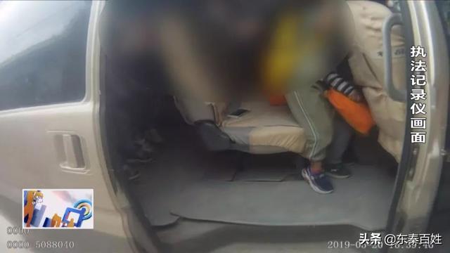 潼關(guān)：7座黑校車塞進(jìn)24人 超載243%