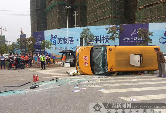 南寧一幼兒園校車接送學(xué)生路上被面包車撞翻