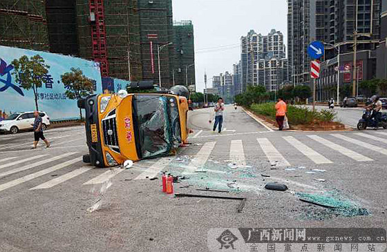 南寧一幼兒園校車接送學(xué)生路上被面包車撞翻