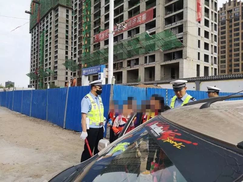 包頭：一個(gè)路口查獲兩輛黑校車(chē)！