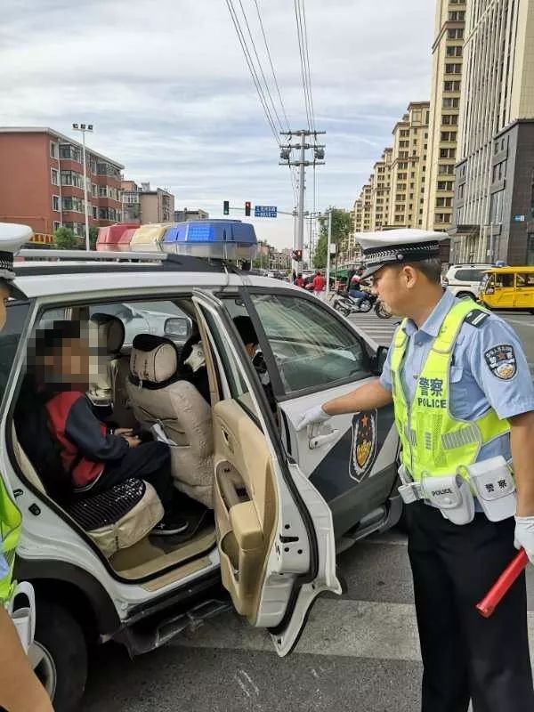 包頭：一個(gè)路口查獲兩輛黑校車(chē)！