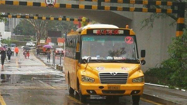 暴雨致校車被困涵洞！ 龍城街道主要領(lǐng)導(dǎo)一線指揮緊急救援