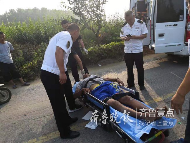 老人騎車摔倒路邊昏迷，校車員工緊急救助