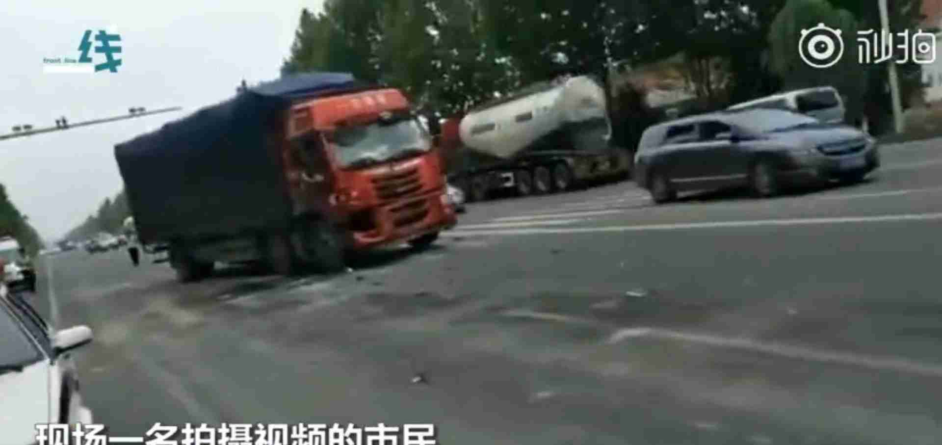 校車(chē)等紅燈時(shí)被大貨車(chē)追尾 群眾怒斥貨車(chē)司機(jī) 網(wǎng)友力挺：罵得好！