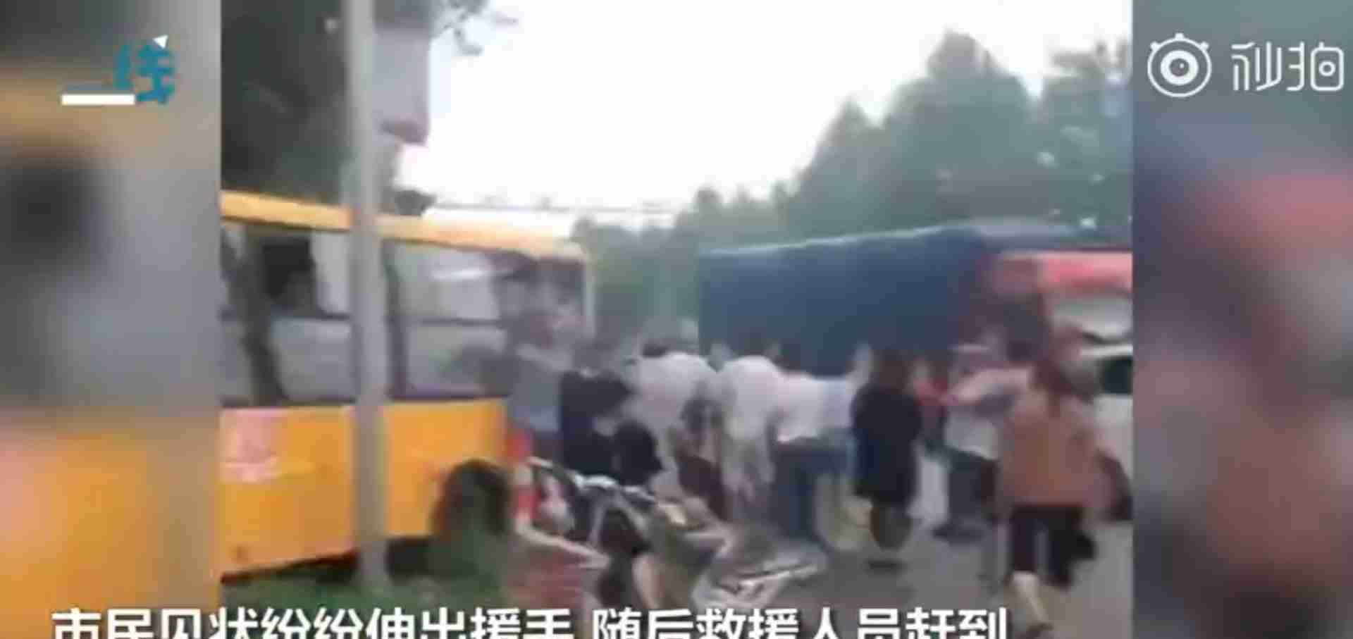 校車(chē)等紅燈時(shí)被大貨車(chē)追尾 群眾怒斥貨車(chē)司機(jī) 網(wǎng)友力挺：罵得好！