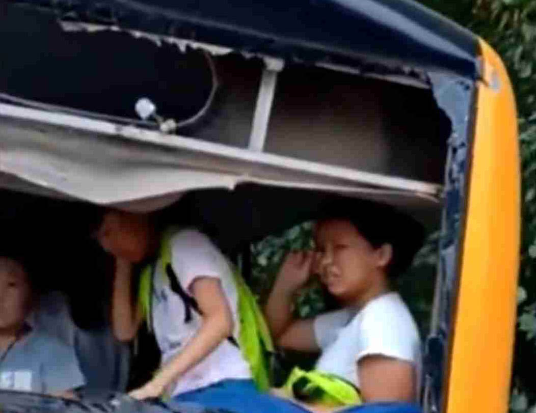 校車(chē)等紅燈時(shí)被大貨車(chē)追尾 群眾怒斥貨車(chē)司機(jī) 網(wǎng)友力挺：罵得好！